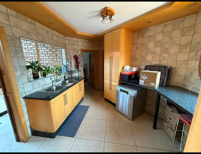 6 BEDROOM HOUSE FOR SALE IN SUNWARD PARK